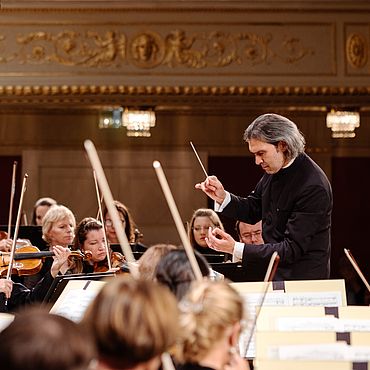 Vladimir Jurowski mit Orchester in Wien