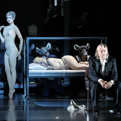 Die Gezeichneten: John Daszak (Alviano Salvago), Kitty Kokett, Tänzerin des Opernballett der Bayerischen Staatsoper, Chor der Bayerischen Staatsoper