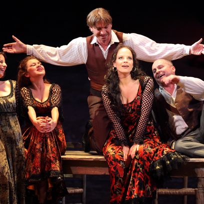 Carmen: Anaïk Morel (Mercédès), Lana Kos (Frasquita), Christian Rieger (Dancairo), Elīna Garanča (Carmen), Kevin Conners (Remendado) 