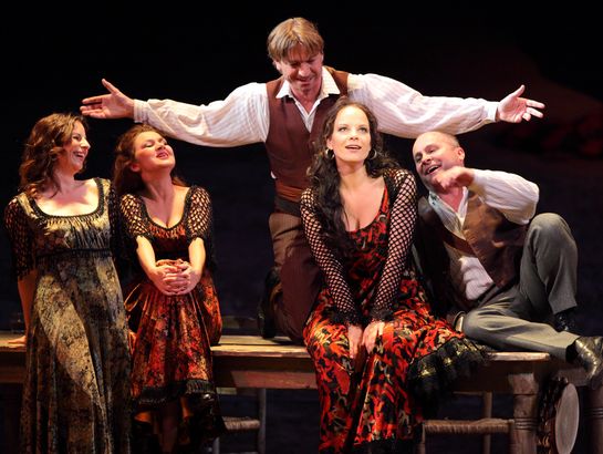 Carmen: Anaïk Morel (Mercédès), Lana Kos (Frasquita), Christian Rieger (Dancairo), Elīna Garanča (Carmen), Kevin Conners (Remendado) 