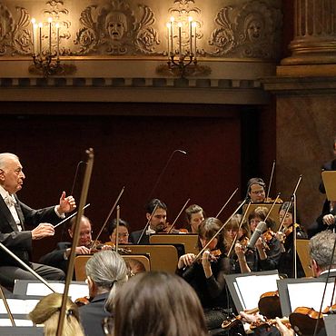 Zubin Mehta dirigiert ein Akademiekonzert