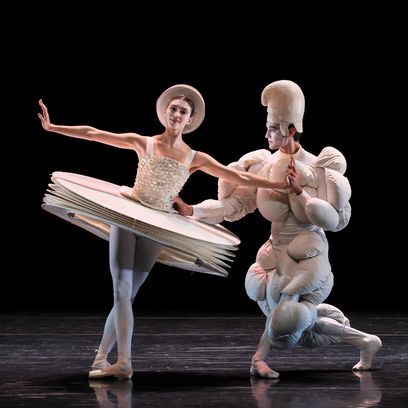 Das Triadische Ballett_3_Tänzerin in Weiß _ Debussy (Kissen)_MaxineMorales _ LorienRamo_©Marie-Laure Briane