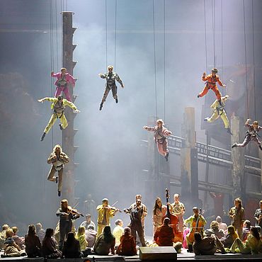 Szenenbild Idomeneo: Menschen h&auml;ngen an Seilen von der Decke