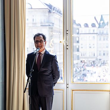 Serge Dorny begr&uuml;&szlig;t die Zuschauer aus dem Ionischen Saal