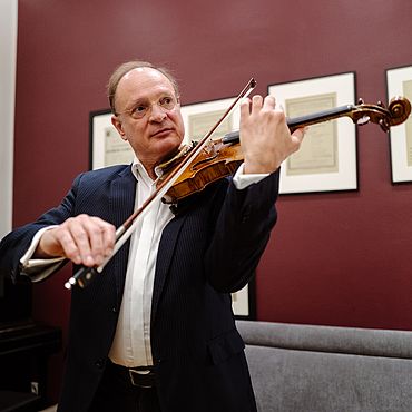 Violinist hinter der Bühne in Wien