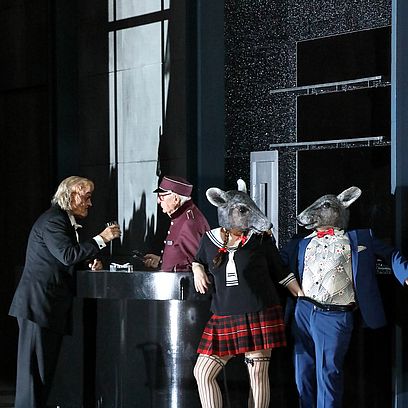 Die Gezeichneten: John Daszak (Alviano Salvago), Statist der Bayerischen Staatsoper, Selene Zanetti (Ein M&auml;dchen), Galeano Salas (Ein J&uuml;ngling)