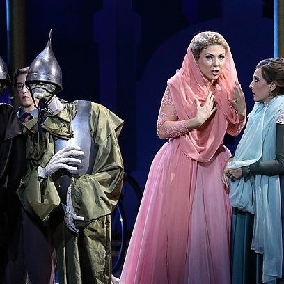 Manuela Linshalm (Puppenspielerin), Annette Dasch (Rezia) und Rachael Wilson (Fatime)