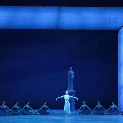 Raymonda: Ksenia Ryzhkova (Raymonda), Ensemble, © Wilfried Hösl