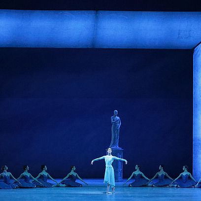 Raymonda: Ksenia Ryzhkova (Raymonda), Ensemble, &copy; Wilfried H&ouml;sl