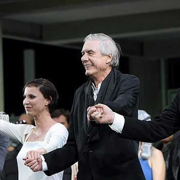 Applaus-Foto nach der Premiere von MEDEA IN CORINTO 