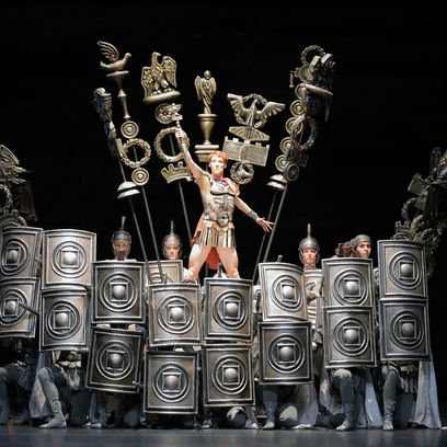 Spartacus: Jonah Cook (Crassus), Ensemble  (Foto: © Wilfried Hösl)