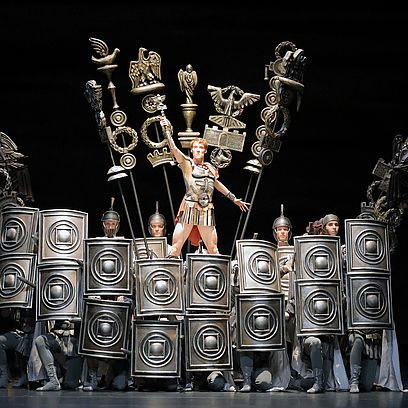 Spartacus: Jonah Cook (Crassus), Ensemble  (Foto: &copy; Wilfried H&ouml;sl)