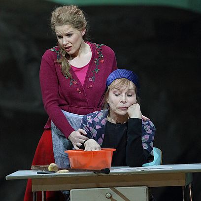Jenůfa: Sally Matthews (Jenůfa), Hannah Schwarz (Die alte Buryja)
