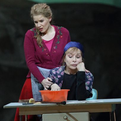 Jenůfa: Sally Matthews (Jenůfa), Hannah Schwarz (Die alte Buryja)
