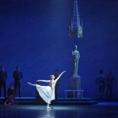 Raymonda: Kristina Lind (Weiße Dame), Ensemble, © Wilfried Hösl