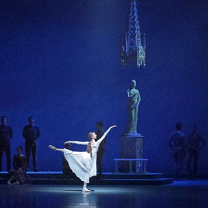 Raymonda: Kristina Lind (Wei&szlig;e Dame), Ensemble, &copy; Wilfried H&ouml;sl