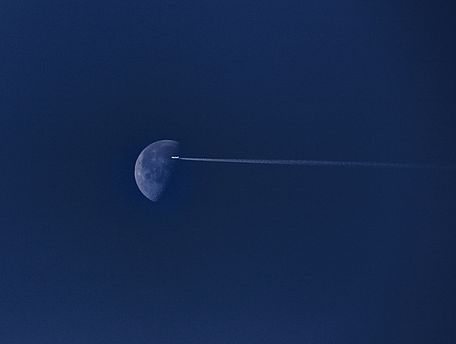 Mond und Flugzeug