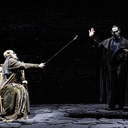 Szenenbild Faust: M&eacute;phistoph&eacute;l&egrave;s spricht mit Faust