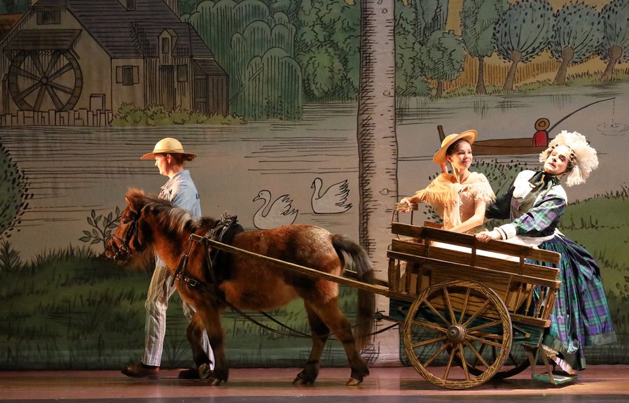 Pünktchen, Maria Shirinkina (Lise), Vittorio Alberton (Witwe Simone). Foto: Wilfried Hösl
