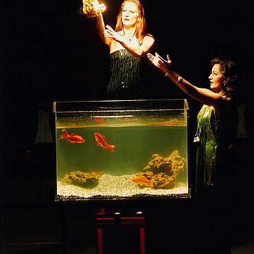 Szene Rheingold: Rheintöchter vor einem Aquarium