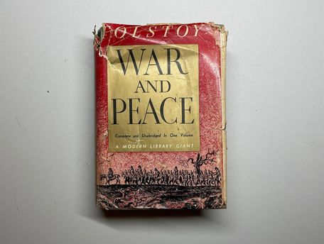 WARUM SPIELEN WIR KRIEG UND FRIEDEN?