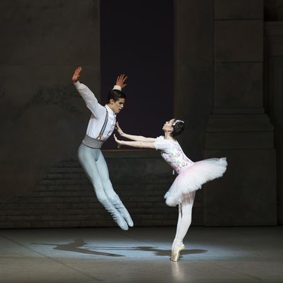 COPPÉLIA: Margarita Fernandes (Swanilda), António Casalinho (Franz) c) Emma Kauldhar