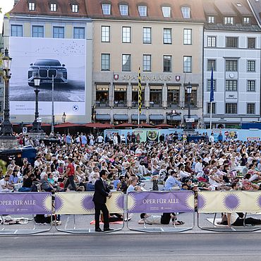 Die Zuschauermassen auf dem Max-Joseph-Platz vor dem Nationaltheater
