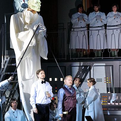 Julian Pr&eacute;gardien (Oberon), Johannes Kammler (Scherasmin), Brenden Gunnell (H&uuml;on von Bordeaux), Puppenspieler und Extrachor der Bayerischen Staatsoper