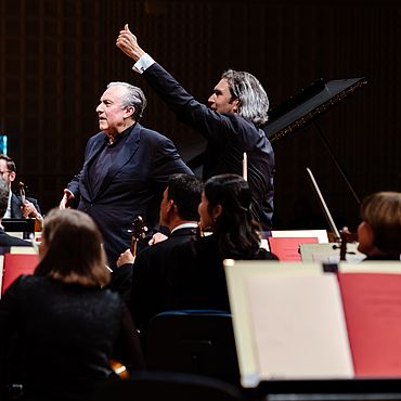 Vladimir Jurowski mit Orchester