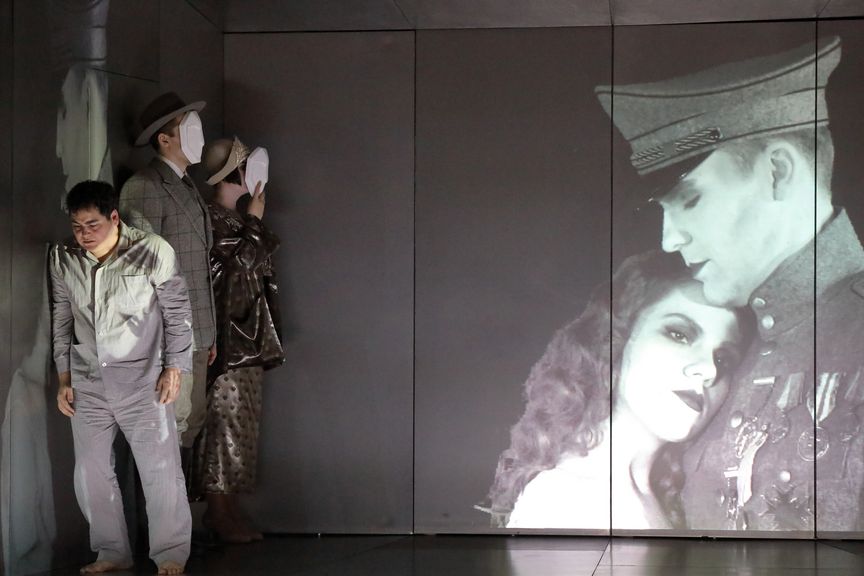 Der Diktator: Paula Iancic (Maria), Boris Prýgl (Der Diktator), Réka Kristóf (Charlotte), Galeano Salas (Der Offizier)