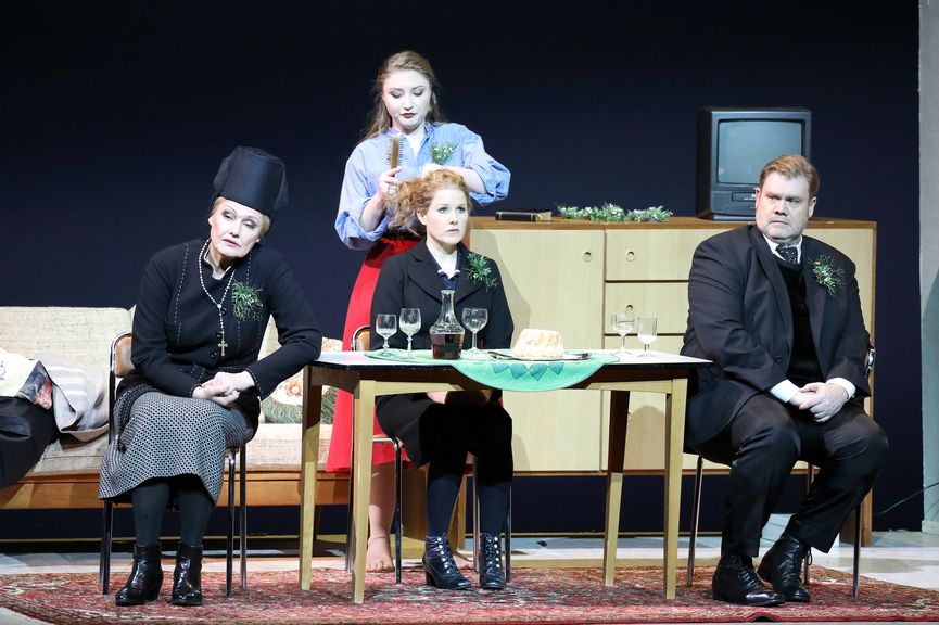 Jenůfa: Karita Mattila (Die Küsterin Buryja), Alyona Abramowa (Schäferin), Sally Matthews (Jenufa), Stuart Skelton (Laca Klemen)