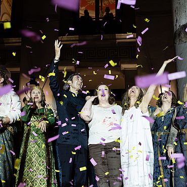 Die Besetzung von Die Walk&uuml;re l&auml;sst sich auf den Stufen des Nationaltheaters feiern; Es fliegt Konfetti durch die Luft