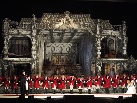 La Cenerentola: Lawrence Brownlee (Don Ramiro), Nikolay Borchev (Dandini), Eri Nakamura (Clorinda), Alessandro Corbelli (Don Magnifico), Paola Gardina (Tisbe), Chor der Bayerischen Staatsoper