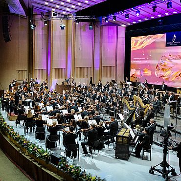 Bayerisches Staatsorchester auf der Bühne in Bukarest