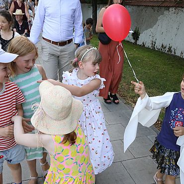 Kinder bei einem Straßenfest