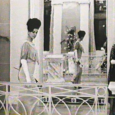 Frauen in eleganten Kleidern beim Festakt 1963
