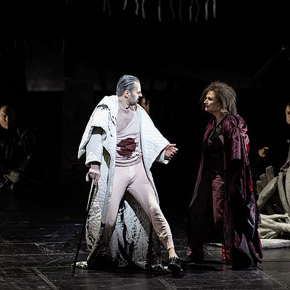 Szene Parsifal: Ein Mann mit einer Wunde am Bauch streitet mit einer Frau
