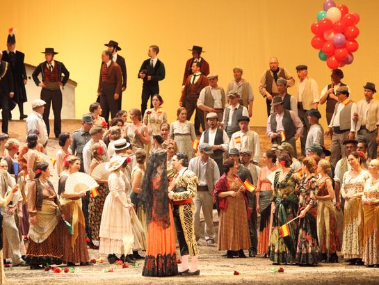 Carmen: Elīna Garanča (Carmen), Ildebrando D'Arcangelo (Escamillo), Statisterie und Chor der Bayerischen Staatsoper
