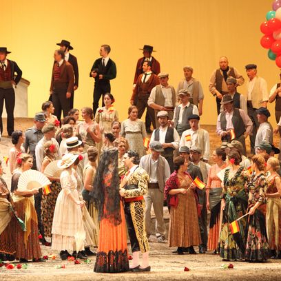Carmen: Elīna Garanča (Carmen), Ildebrando D'Arcangelo (Escamillo), Statisterie und Chor der Bayerischen Staatsoper