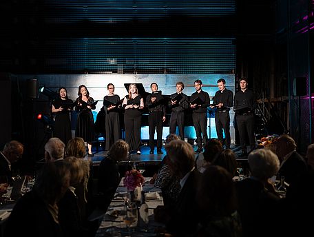 Die Sänger und Sängerinnen der Chorakademie der Bayerischen Staatsoper bei einem Auftritt