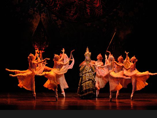 LA BAYADÈRE: Ensemble c) W. Hösl