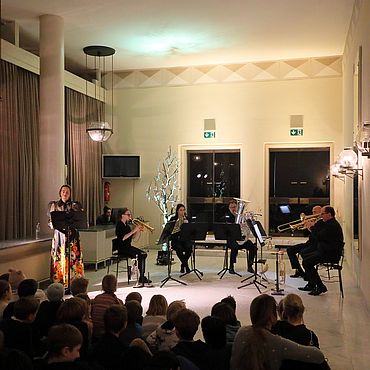 Kinder beobachten das Konzert