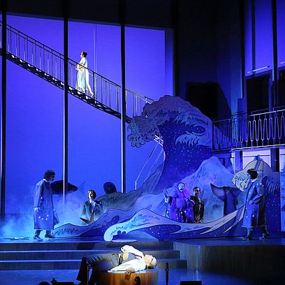 Julian Pr&eacute;gardien (Oberon), Alyona Abramowa (Puck/Titania), Puppenspieler und Extrachor der Bayerischen Staatsoper