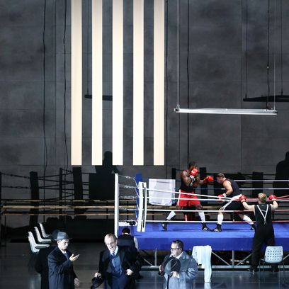 Die Gezeichneten: Christian Rieger (2. Senator), Alister Miles (Lodovico Nardi), Ulrich Reß (1. Senator), Statisterie der Bayerischen Staatsoper