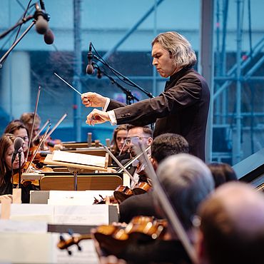 Vladimir Jurowski mit Orchester in München