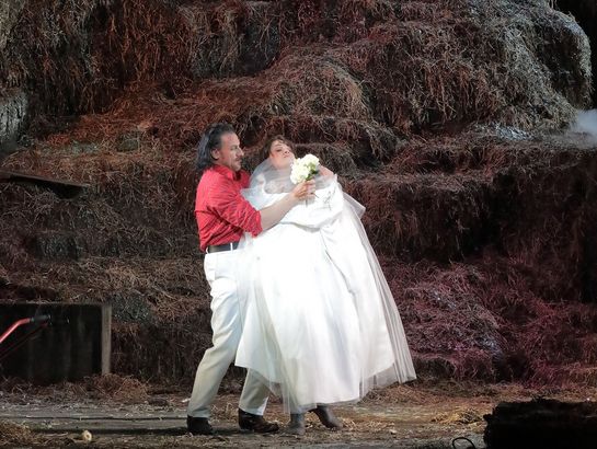 Günther Groissböck (Kezal) und Selene Zanetti (Marie) 