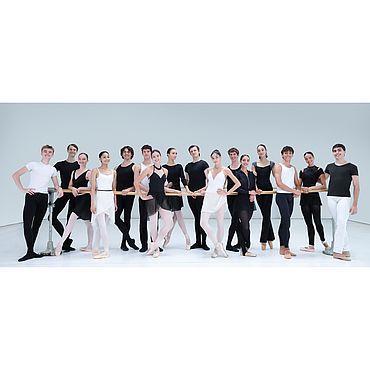 Photo of the members of the Junior Balletts