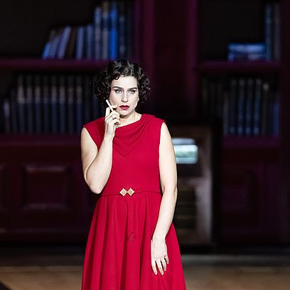 Szenenbild Salome: A. Grigorian als Salome in einem roten Kleid 