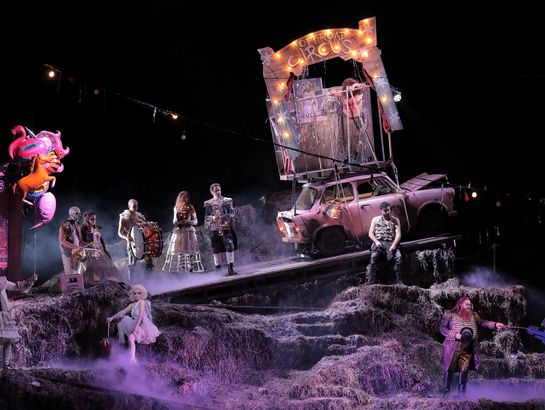 Anna El-Khashem (Esmeralda), Oğulcan Yilmaz (Muff), Ulrich Reß (Zirkusdirektor), Bühnenmusiker und Statisterie der Bayerischen Staatsoper