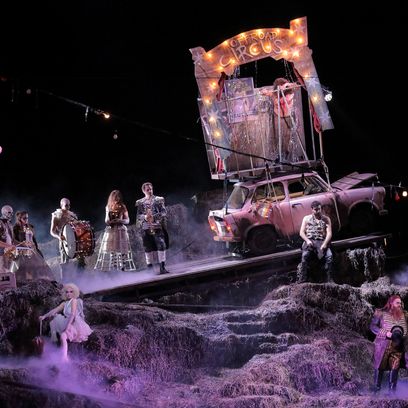 Anna El-Khashem (Esmeralda), Oğulcan Yilmaz (Muff), Ulrich Reß (Zirkusdirektor), Bühnenmusiker und Statisterie der Bayerischen Staatsoper